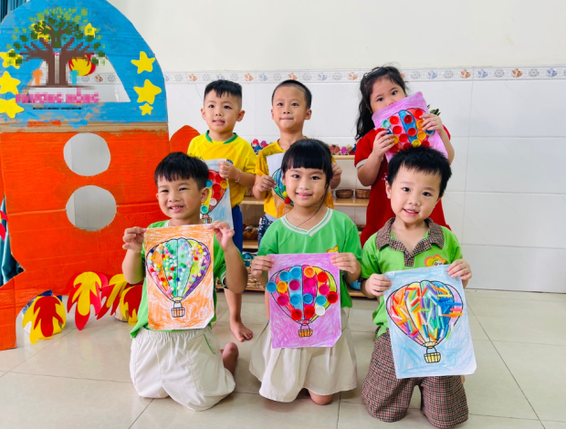Lớp Tomato - Bé Sáng Tạo Khinh Khí Cầu