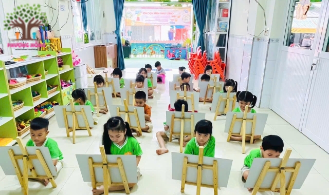 Bé Học Lớp Vẽ