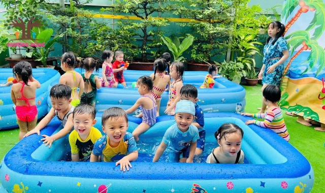 Bé Học Lớp Bơi
