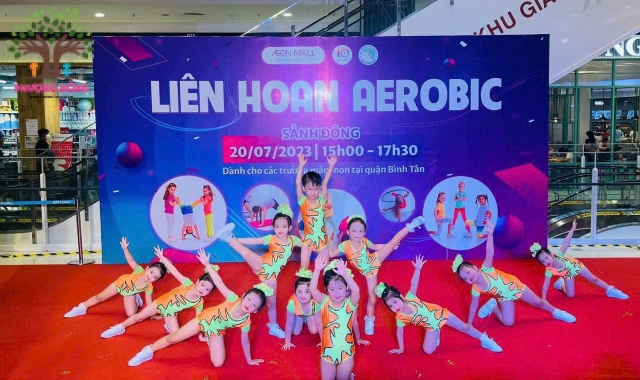 Bé Học Aerobic